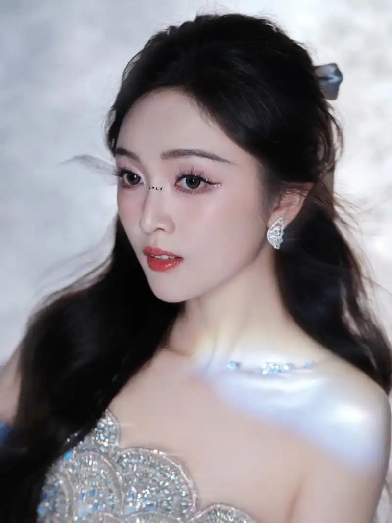 吴宣仪蓝色抹胸礼服写真大赏,镶钻蝴蝶结点缀,尽显女神风范,太美啦!