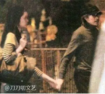 那一年,周星驰第一次牵着拍拖多年的于文凤,亮相于人前.