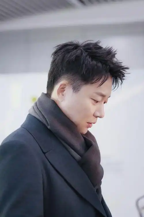 刘奕君机场晒娃穿条纹t配休闲裤不像49女儿逆天长腿太瞩目