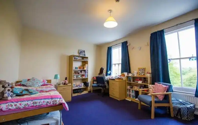 牛津大学古典文学专业大三学生发布的一组宿舍相片瞬间火透全网