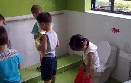 3岁女儿放学回家拽着裤子说不能尿尿裤子脱下后宝妈气哭