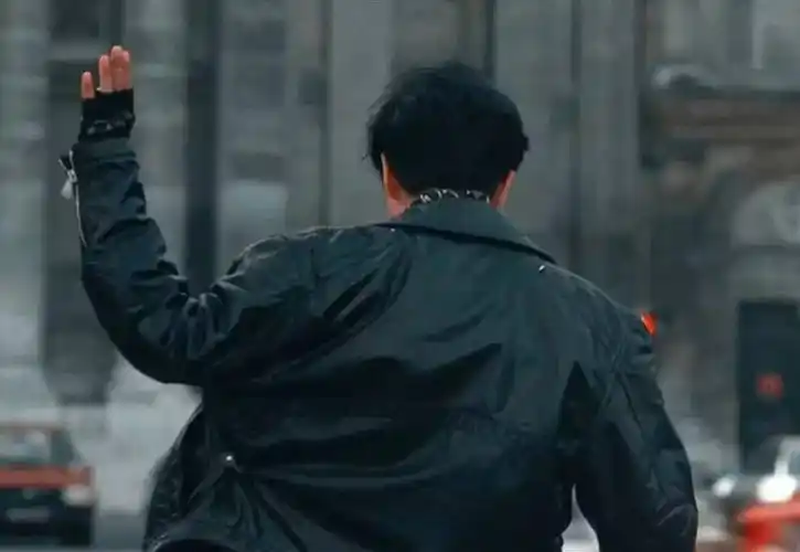 "今天你离我而赶路,一转身回头遍苍老".——《不想拥抱我的人》