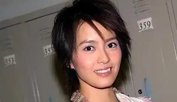 用咱自己的地位和影响力给梁咏琪来点压力呗,让她知道咱可不是好惹的.