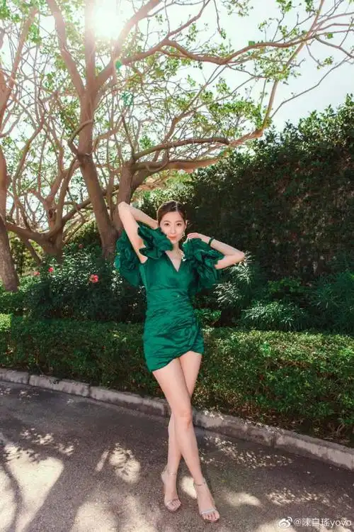 tvb女星陈自瑶晒性感床照棉被包裹上身露香肩疑真空上阵