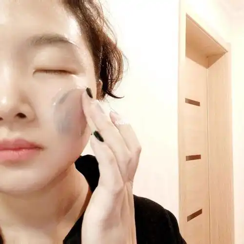 卸妆对于女生来说,是不可忽视的 化妆品卸不干净对皮肤伤害很大_卸妆