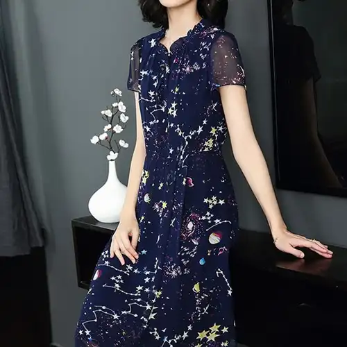 小清新蓝色中年韩版女装,碎花短袖荷叶边雪纺连衣裙,版型设计凸显优雅