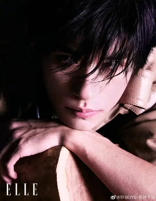 易烊千玺《elle》3月刊封面释出,不愧是硬照天才