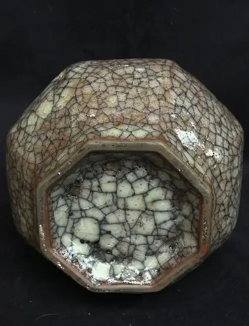 宋:哥窑旋纹八棱瓶.高23.5cm口径7.7cm足径9cm