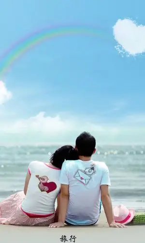 两个人背向镜头面向大海的照片,下角有旅行两个字?求原图