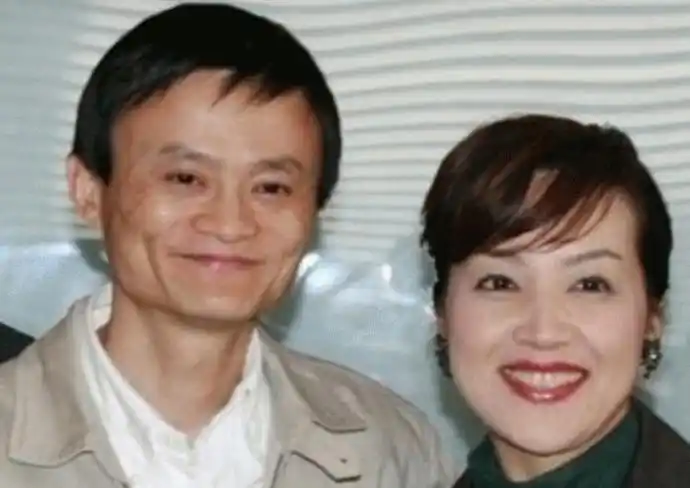 马云老婆照片遭网友扒出颜值气质不输女明星与马云有夫妻相