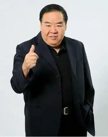 67岁香港谐星肥猫郑则仕,因疾病缠身,身体日渐消瘦头发花白!_网易订阅