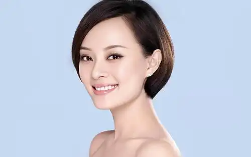 "照片中,孙俪短发