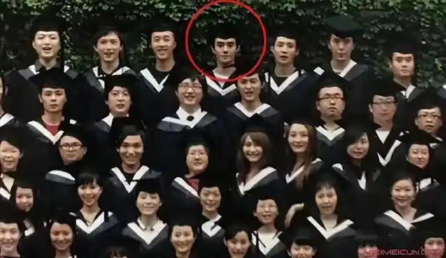 最终,王凯选择了第一志愿中央戏剧学院,和张翰成为了同班同学.