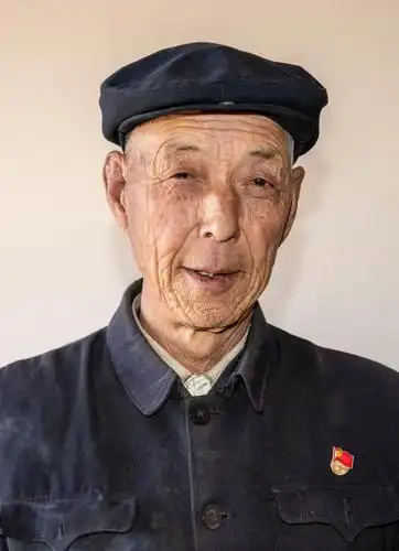 一位77岁老人和一只小狗狗的生活