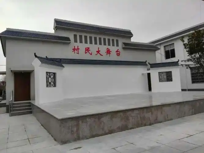 连云港灌南县李集镇新民村新型农村社区的村民大舞台.图自中江网