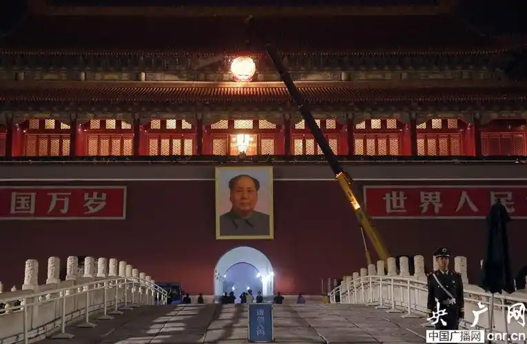 北京天安门城楼更换新绘毛主席像