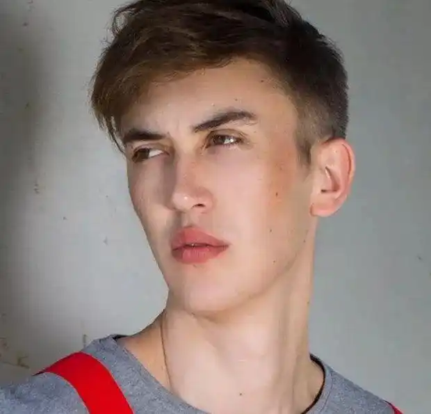 哈萨克斯坦举办网络选美大赛,结果进入决赛的是个男人