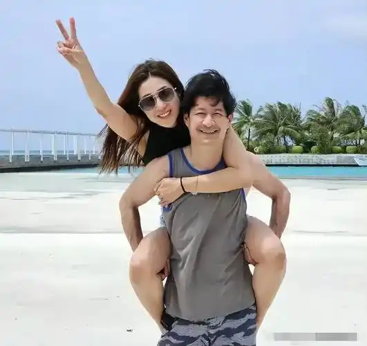 40岁钟嘉欣和老公晒游玩照,被嘲把老公熬成爹_李铭顺_女儿_父女