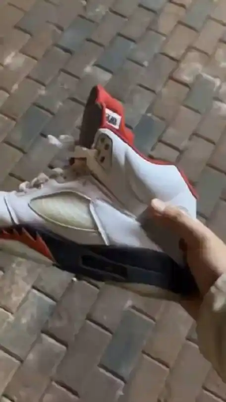 太坏了,竟然当街扒了人家的臭球鞋_新浪新闻