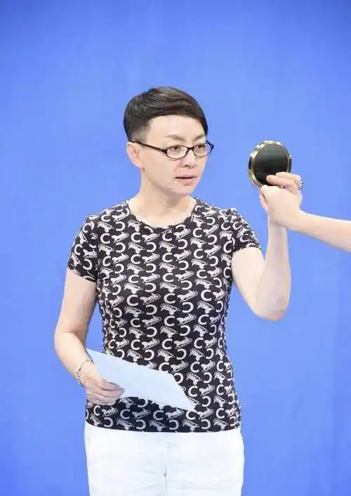 小品女王宋丹丹亮相机场,黑色运动外套配短裤,哪里像59岁_婚纱_身材