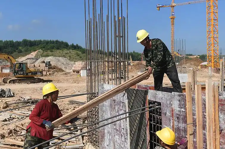 南宁国际铁路港电商物流区建设工地,广西宁铁建筑有限公司工人在施工