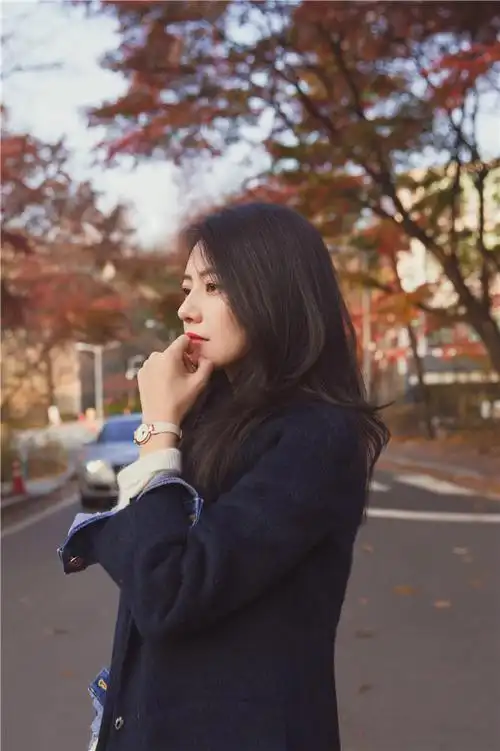 高圆圆漫步大学校园 女神低头浅笑更迷人