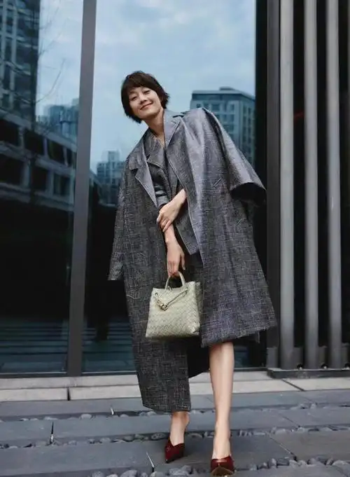 马伊琍活动新造型上线,格纹西装配大衣,精致时尚又有型!
