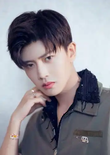 小室更新嘉伦《舞者》全新造型图 军绿色工装干练帅气