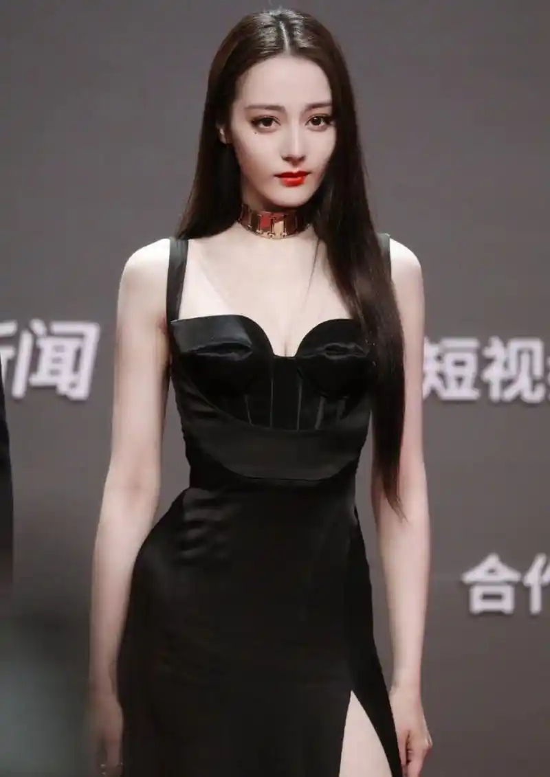 迪丽热巴一袭黑色高开叉吊带裙,身姿摇曳,高雅窈窕,真的是绝美,简直是