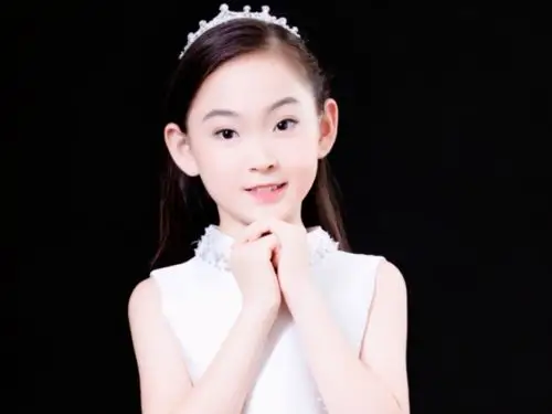 春晚走红的"年画娃娃",8岁因过劳去世,如今妹妹现状令人心疼