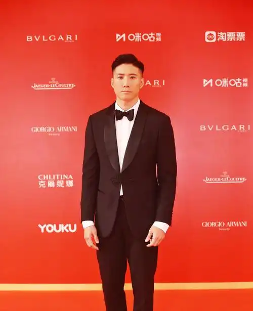 演员洪天照亮相上海电影节红毯 新作不断让人期待