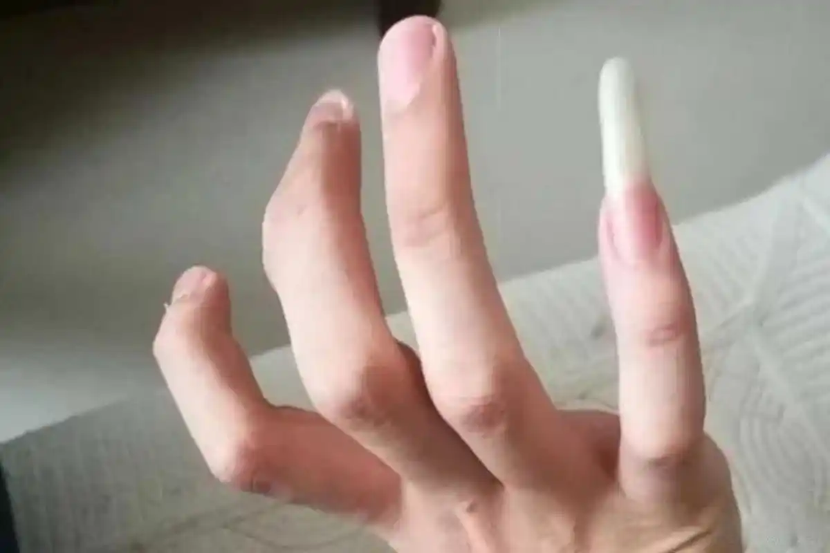 我的强迫症又犯了  如果是女生,满手的长指甲,再做个美甲,任谁看了都