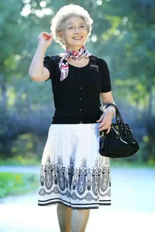 别人的80多岁,逐渐衰老,江河日下;盛瑞玲却惊人地逆生长: ⊙ 十几年前