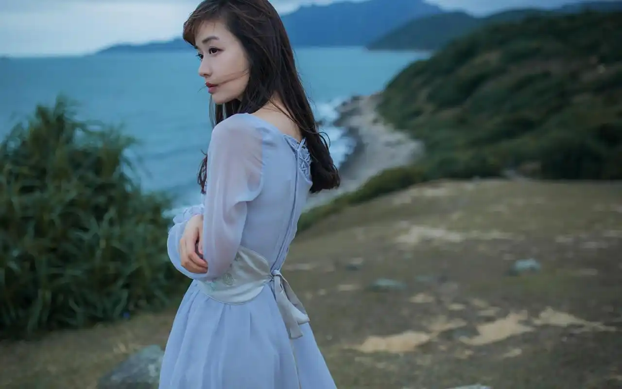 气质美女海边写真高清桌面壁纸