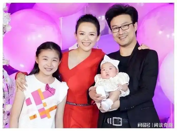 撒贝宁老婆近日被拍,欧洲人确实不抗老,没到50岁就变成这个样