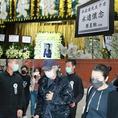 低调到场,昔日合作情谊仿佛还历历在目,如今却是吴孟达一人长眠地下