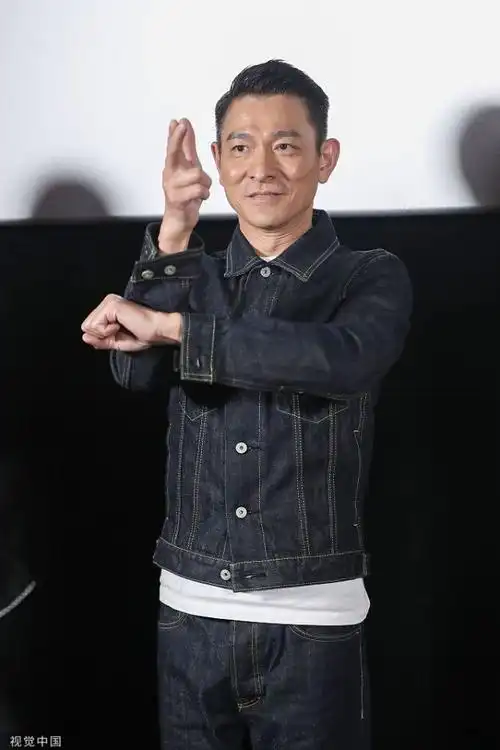 刘德华穿牛仔衣轻松减龄,活力满满不输小鲜肉.