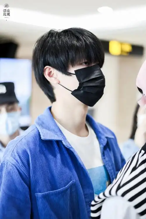 朱志鑫蓝色套装造型##朱志鑫出发北京路透