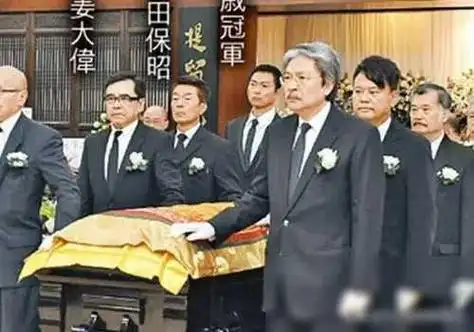 第四名:邓丽君邓丽君,华语乐坛的巨星,她的歌声仍然在人们的心中回荡.