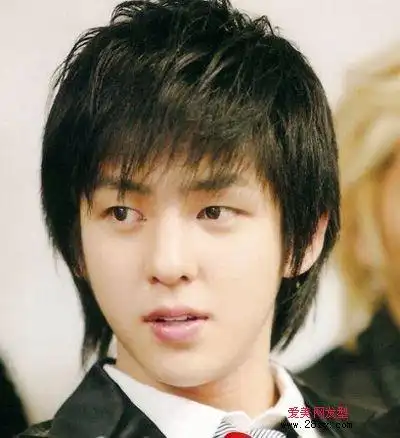 主页 男生发型 男士长发 > 正文 这款男人碎刘海长发发型,分歧于上面