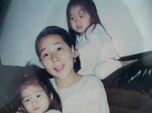 江嘉年与双胞胎女儿梁家辉说:"一对恋人,头一两年拍拖,那是恋情;之后