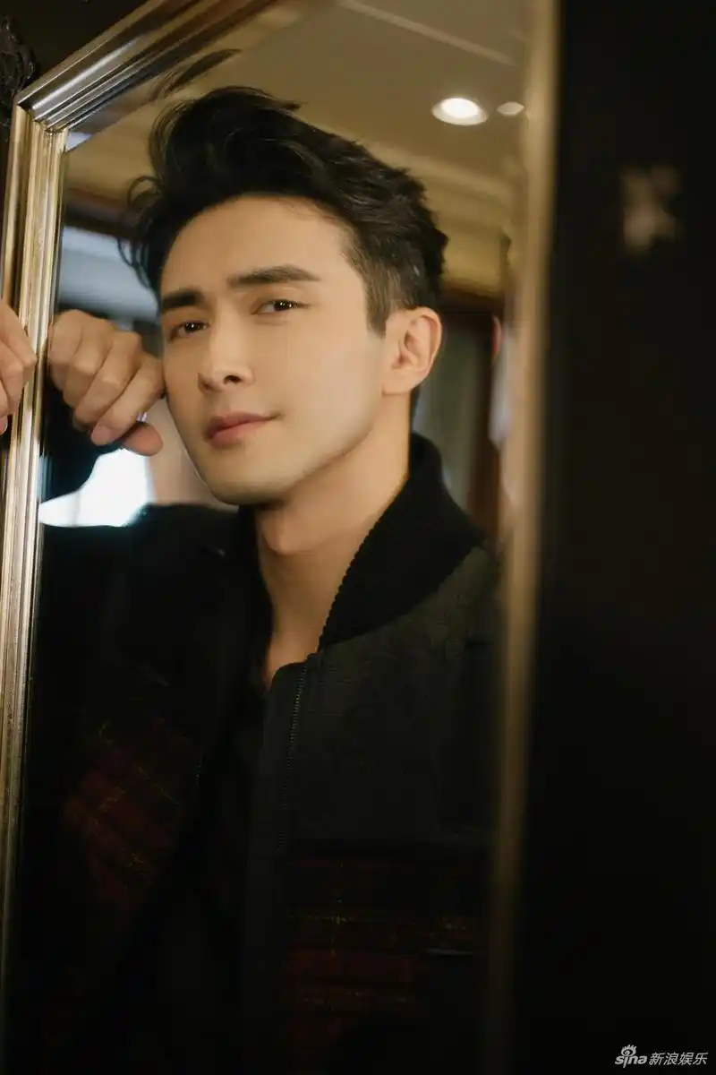 高伟光亮相米兰时装周 轻松演绎慵懒时尚(组图)