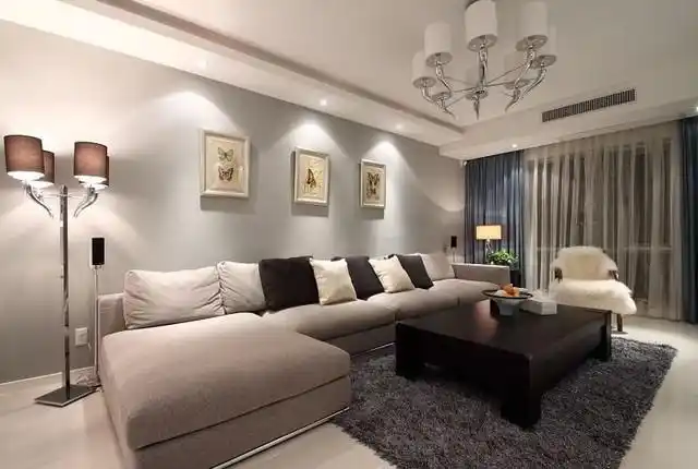 多乐士 蓝灰色的沙发背景墙,用简单的挂画作为装饰,营造出淡雅的背景