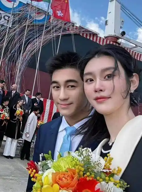 奚梦瑶生日收到大礼,为婆家新船下水执瓶,可见万般宠爱集一身_何猷君