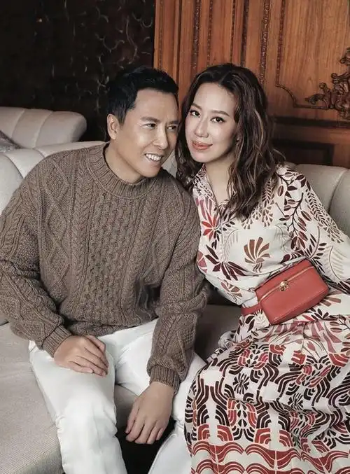 甄子丹和第二任妻子感情甜蜜相差18岁更像父女妻子很年轻