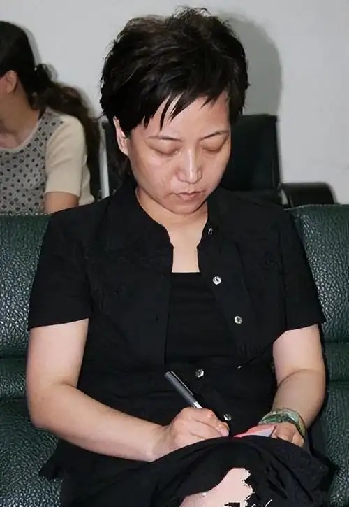 "金话筒"贺红梅:从河北秦皇岛走出的美女主播,55岁婚姻成谜
