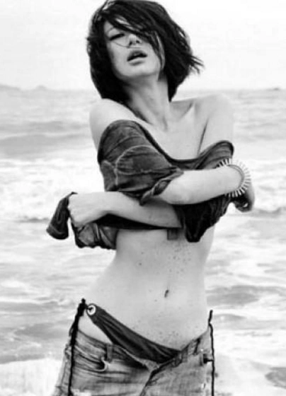 戚薇《男人装》大胆性感火力全开,网友:我想当那个摄影师!