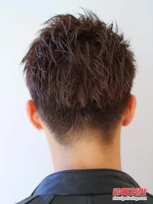 男生三七分短发发型 男人偏分发型图片(3)