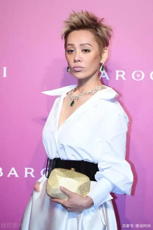 48岁宁静够张扬,白裙配短发尽显狂野之美,看着就不好惹