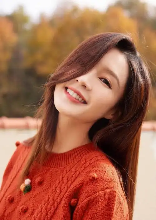 来自冬日暖色调的李沁红色毛衣张扬热情笑容甜美